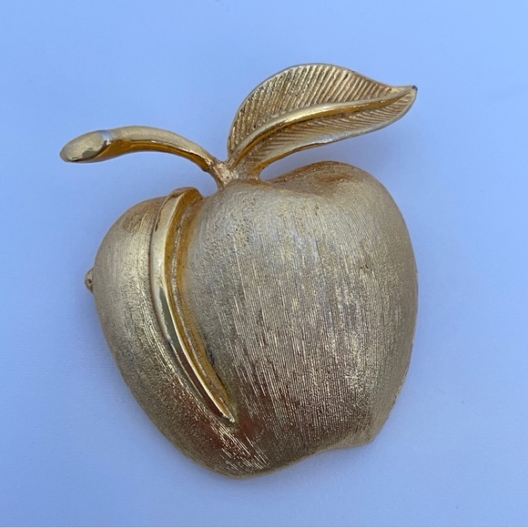 Vintage Heavy Gold Tone Autumn Fall Cottage Core Designer Apple Pin / Brooch - Picture 2 of 8